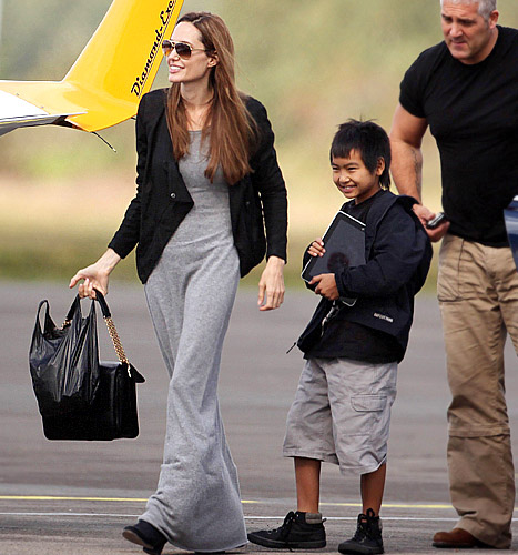 انجلينا جولي Angelina Jolie بفستان رمادي طويل مع ابنها