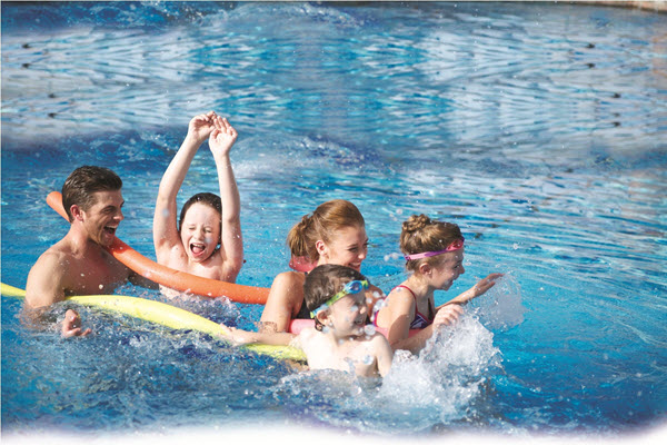 السباحة خلال الصيف من النشاطات الترفيهية التي تحافظ على لياقتك
