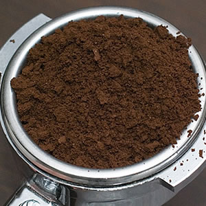 يساعد وضع القهوة المطحونة في مكان النمل في التخلص منه
