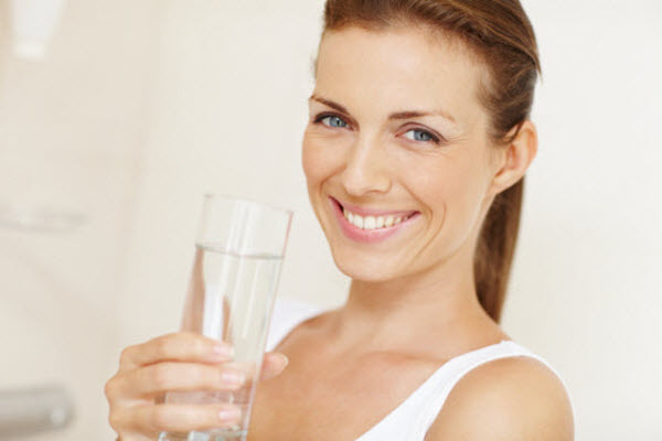 شرب الماء بكمية كافية يجعل بطنك ممسوحة ومعدتك مشدودة