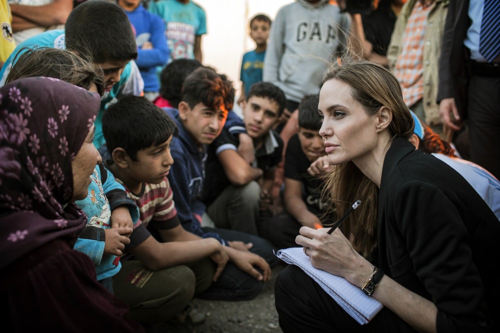 أنجلينا جولي تكتب ملاحظات حول مطالب الأطفال السوريين في أحد جولاتها