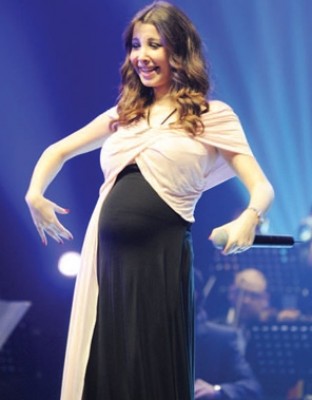 نانسي عجرم تغني وهي حامل