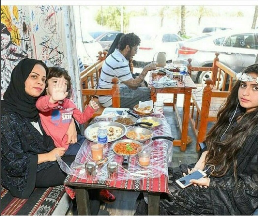 حلا الترك في مطعم شعبي 2017