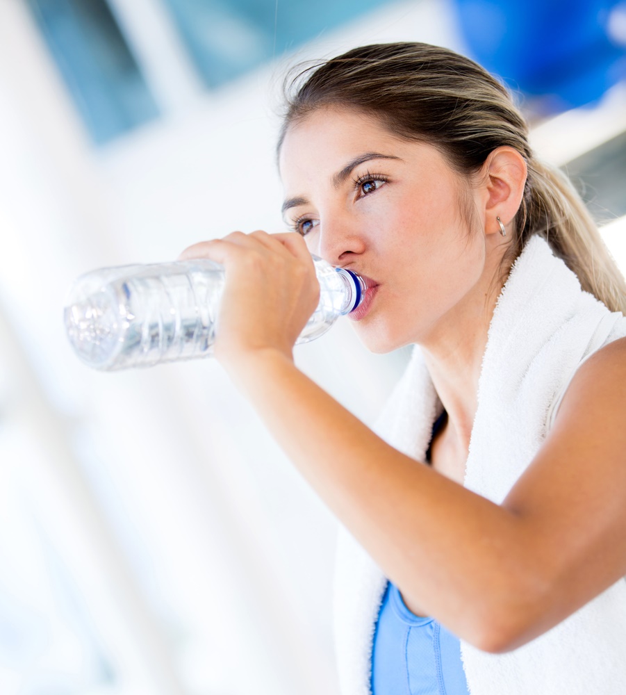شرب الماء بكميات كافية يضمن الك المحافظة على رشاقتك خلال الصيف