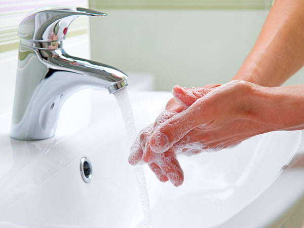 تنظيف اليدين جيدا قبل اعداد الطعام و تناوله يحمي من التسمم الغذائي
