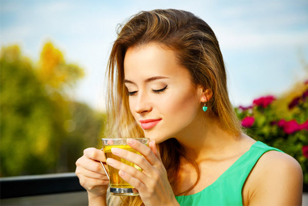 يساعد تناول الشاي الاخضر في تحسين مؤشر كتلة الجسم و حرق الدهون في البطن و الارداف