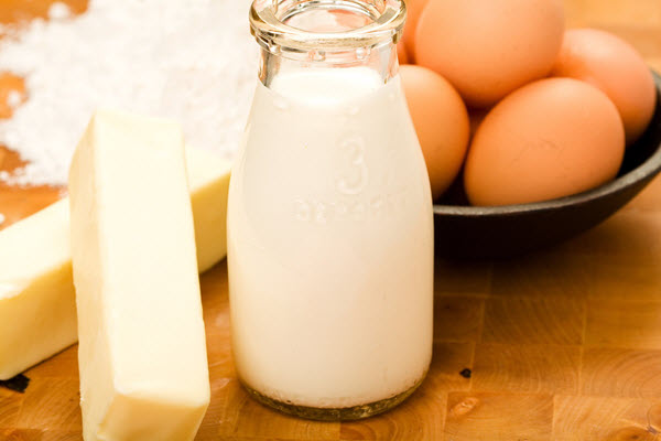 الحليب الكامل الدسم و الزبدة و البيض من الاطعمة التي تساعد على انقاص الوزن