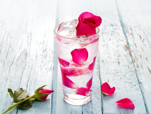 ماء الورد مفيد ايضا لصحة العينين والشعر ويمنح الجسم التجدد والانتعاش