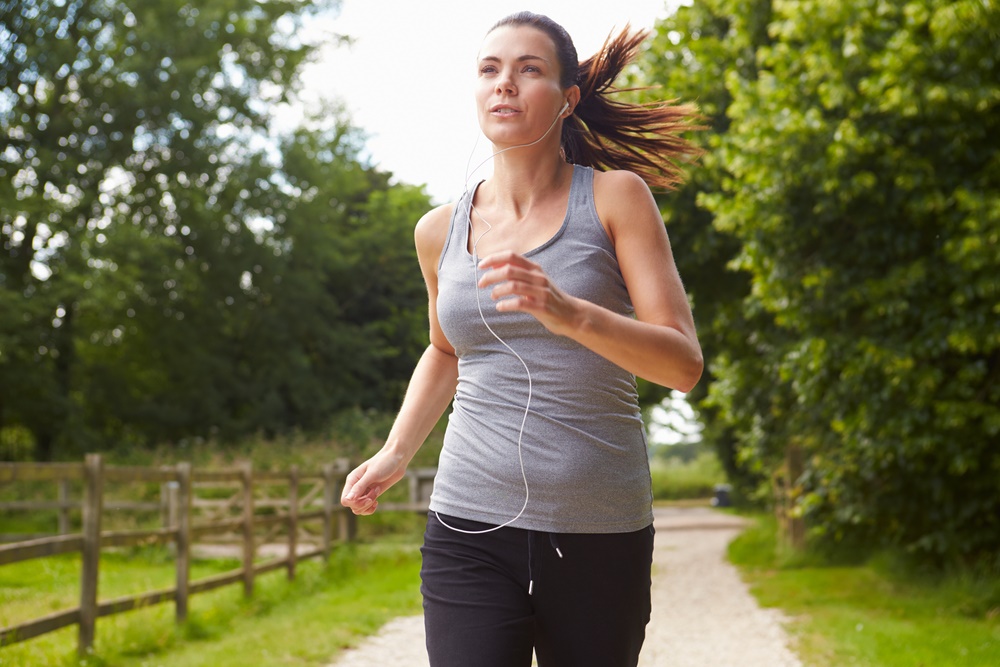 يسهم الجري صباحا في تعزيز لياقتك البدنية