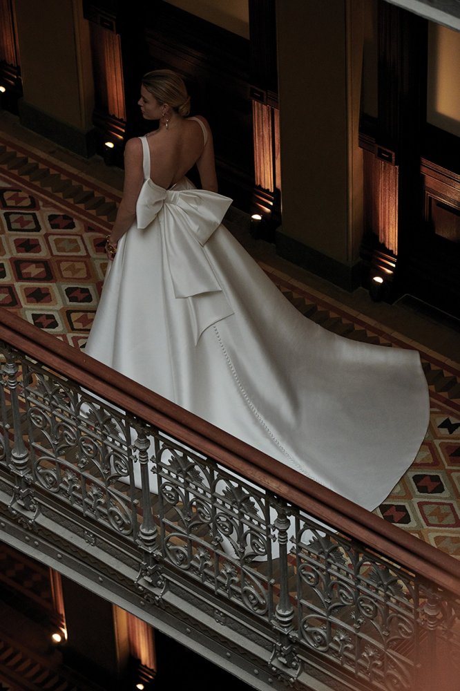 شراء فستان زفاف من مجموعة justin alexander