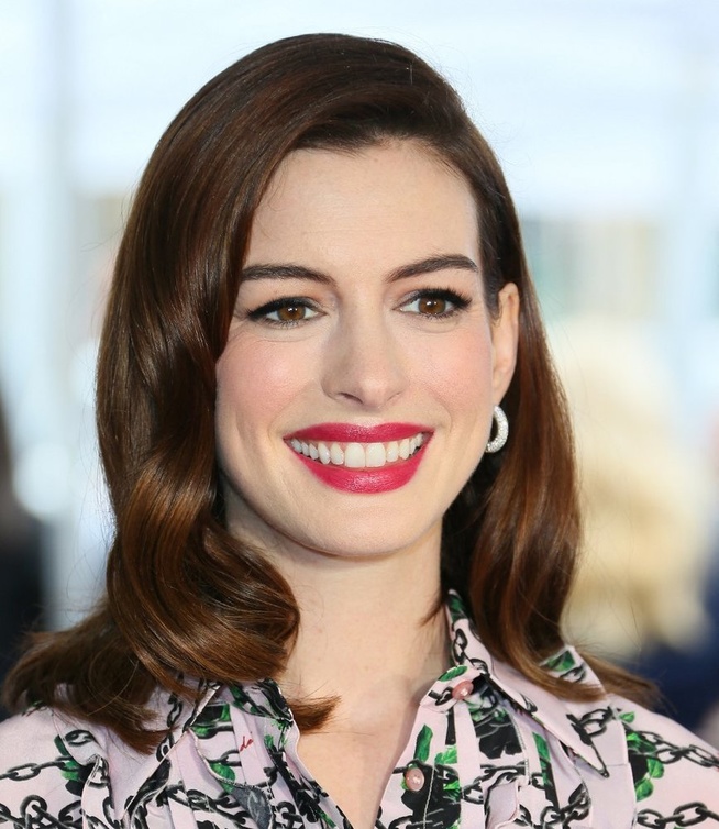 الوان أحمر شفاه وردي لعيد الاضحى من وحي Anne Hathaway