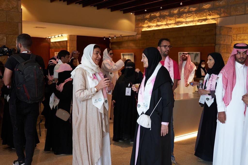 سمو الأميرة عيفاء الفيصل مع أ.غادة الرميان الرئيس التنفيذي للتسويق والتواصل في روشن