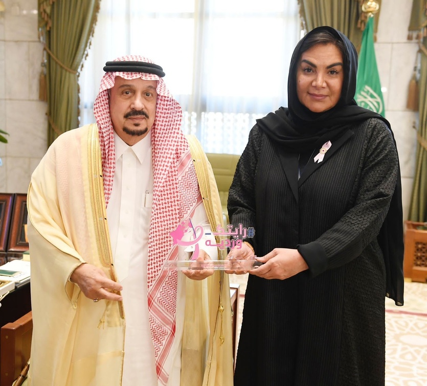 صاحب السمو الملكي الأمير فيصل بن بندر بن عبدالعزيز في لقطة تذكارية مع بدء تدشين الحملة