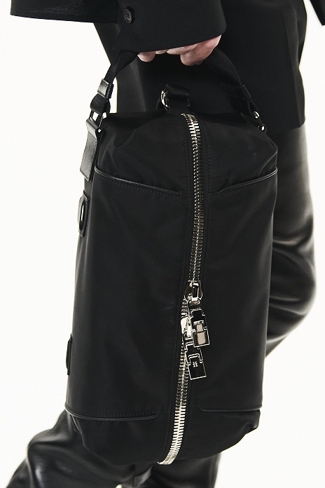 موديلات حقائب رياضية لافتة ومميّزة باللّون الأسود من Givenchy