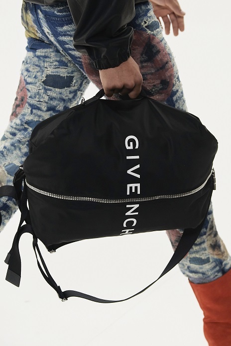 موديلات حقائب رياضية بألوان أساسية مميّزة من Givenchy