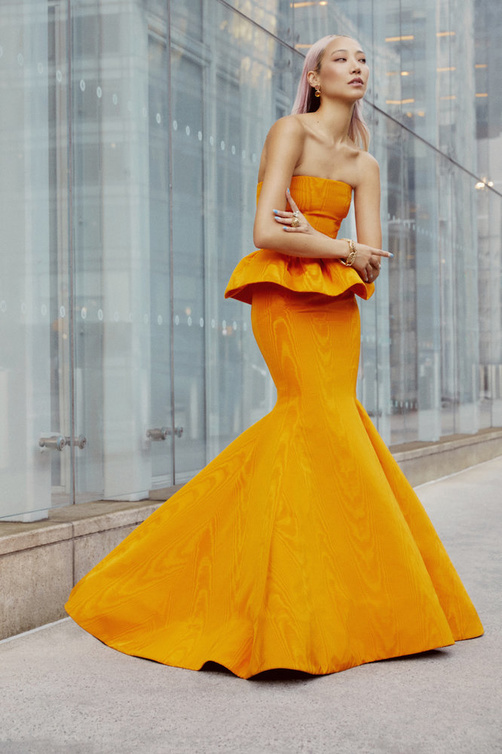  فستان سهرة باللون البرتقالي من Oscar De La Renta