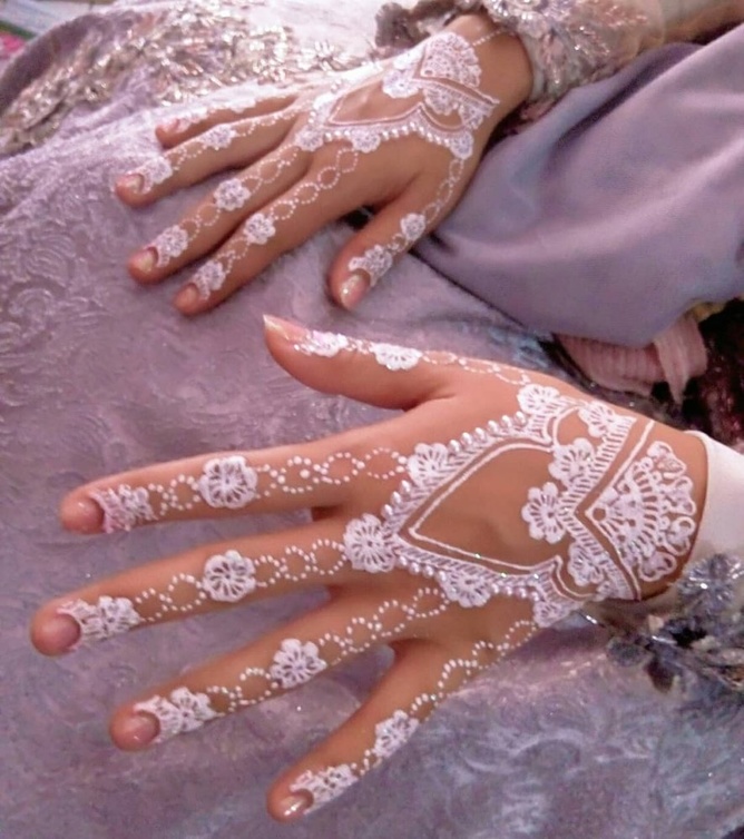 نقش ناعم يزين اصابع وكف العروس