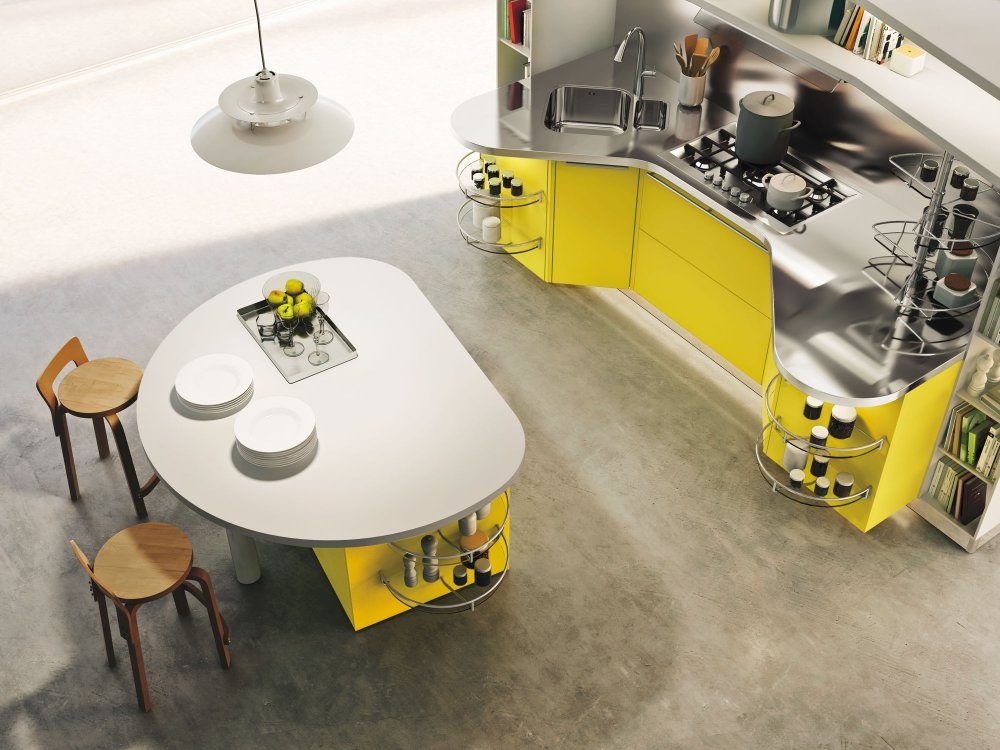  تصميم جزيرة مطبخ بالمعدن الفضي مع اللون الأصفر الجريء