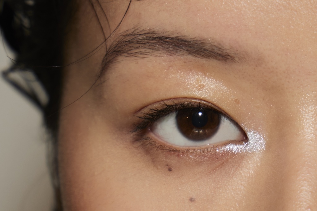 أساليب تطبيق ظلال عيون جليتر عند الزاوية الداخلية للعين من عروض Alter