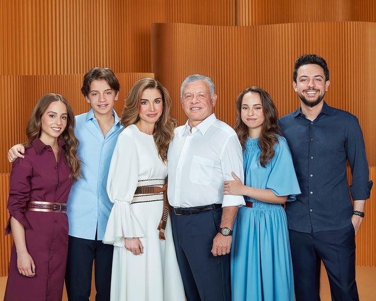 صورة مميّزة نشرتها الملكة رانيا للعائلة الملكية، واختارت الأميرتان فستانين بسيطين بألوان هادئة