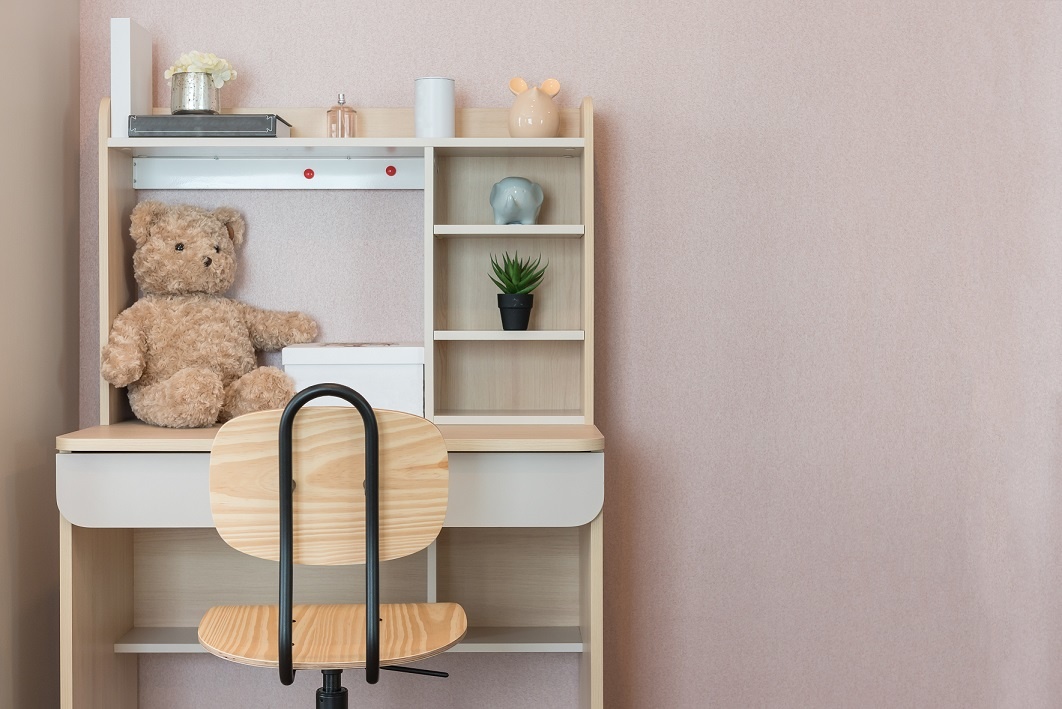 المكاتب الخشبية من أفضل خامات التي يمكن اختيارها لمكتب طفلك