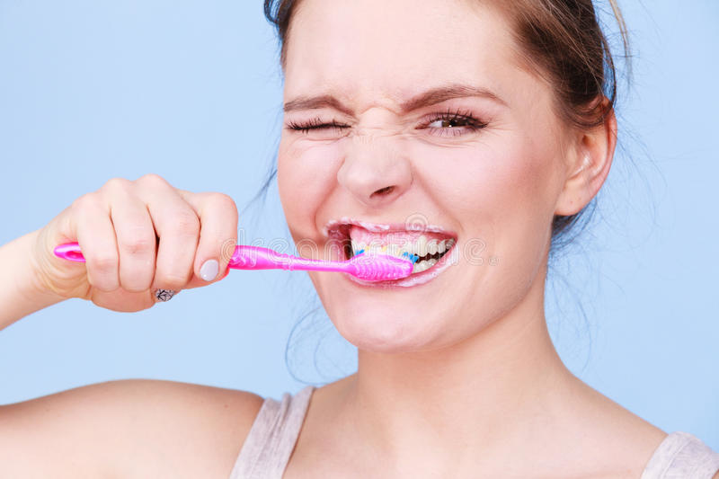 تنظيف الاسنان جيدا يحمي من تسوس الاسنان