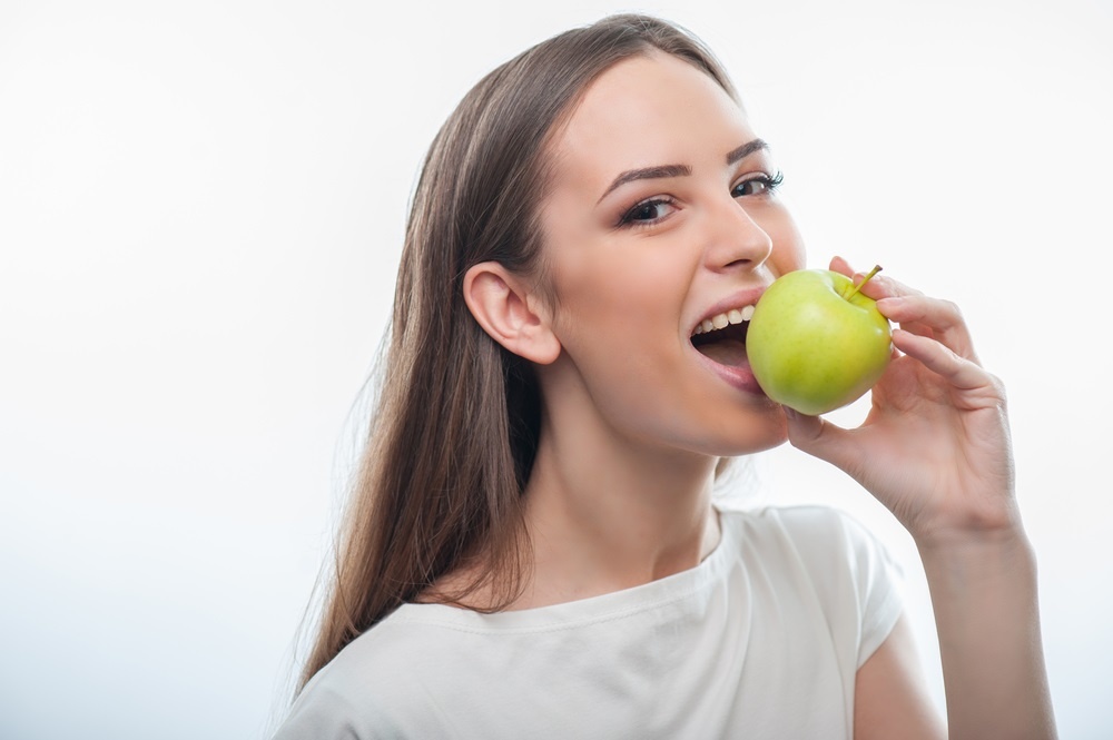 تناول الاطعمة الغنية بالكالسيوم والبروتينات والفوسفور لتجنب تسوس الاسنان