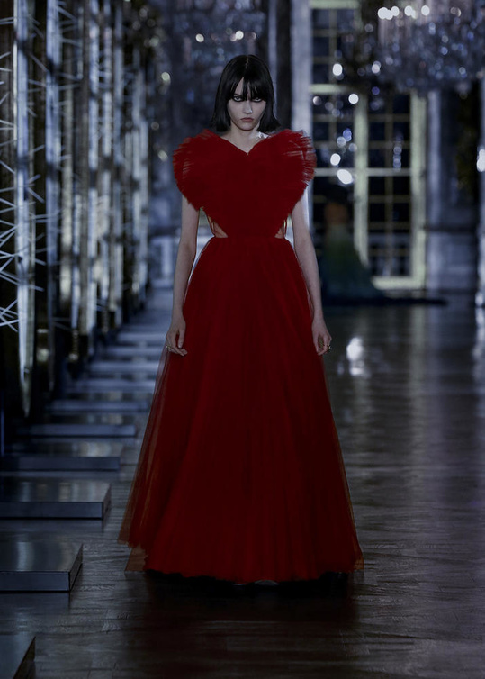 الشيفون الجذاب بفستان سهرة فاخر بالأحمر من تصميم Christian Dior