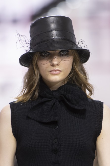 اكسسوارات القبعة السوداء والجلدية آخر موضة في شتاء 2020 من Christian Dior