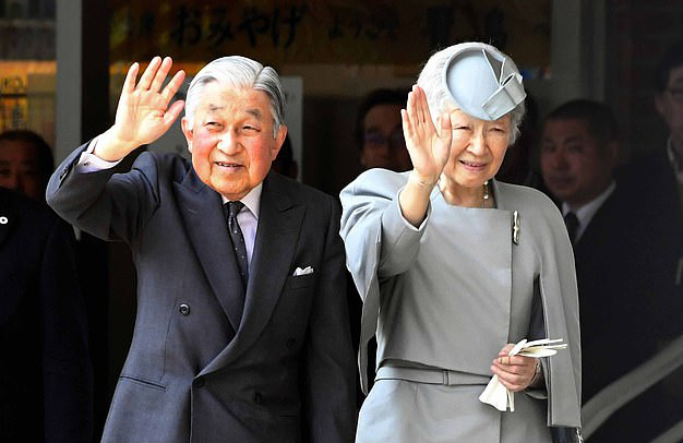 إمبراطور اليابان السابق ينهار فاقدا الوعي وينقل إلى المستشفى