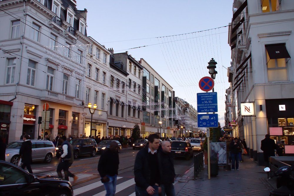 شارع أفنيو لويز من اجمل مناطق التسوق في بروكسل بواسطة Aktron