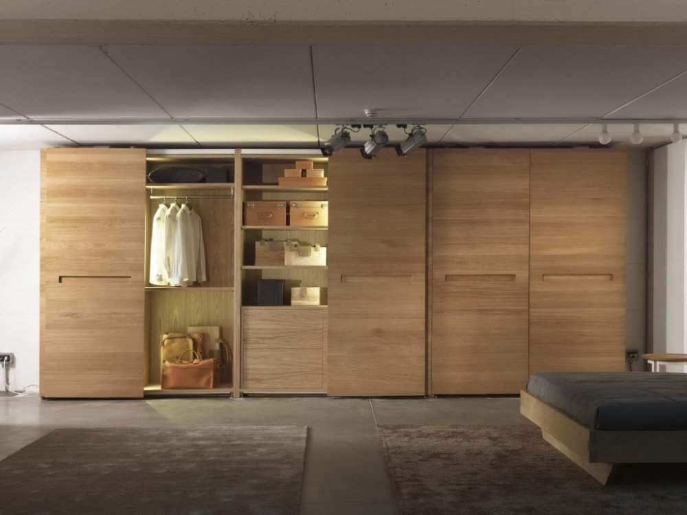 تصميم رائع لخزانة غرف النوم من الخشب الفاتح