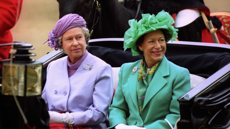 الملكة إليزابيث الثانية وشقيقتها الأميرة مارغريت