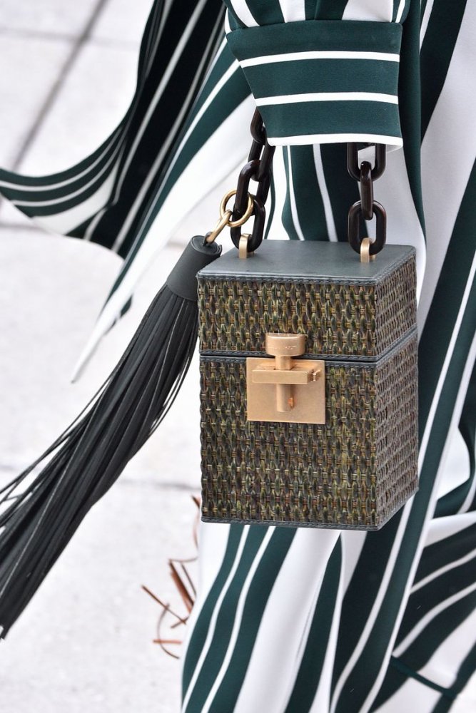 حقيبة على شكل علبة مع قفل من أوسكار دي لارنتا Oscar de la Renta