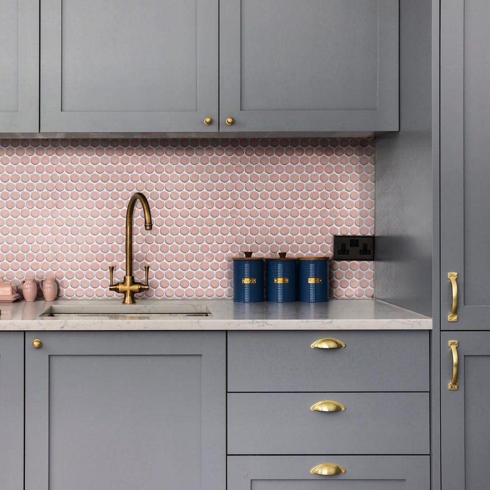 خلفية باللون الزهري مع خزائن مطبخ بالرمادي لديكور مطبخ عصري
