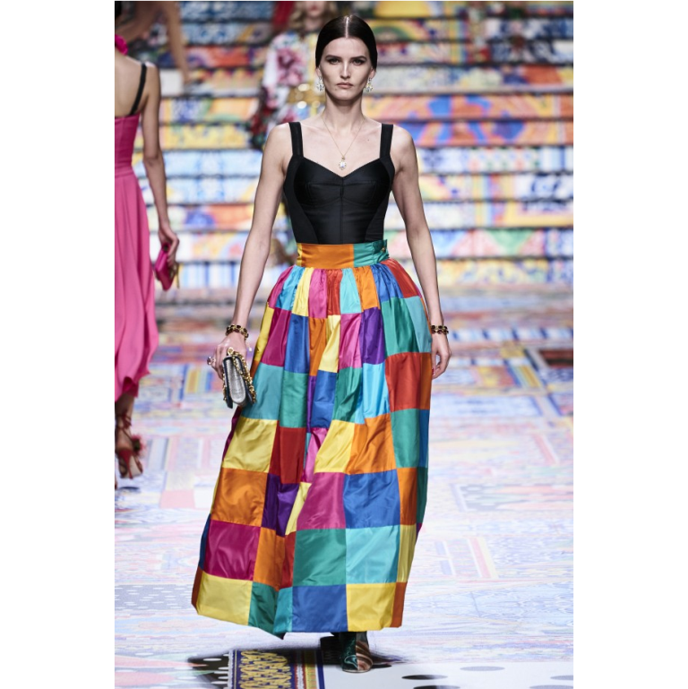 دار Dolce&Gabbana صممت التنورة بنقشة الـpatchwork بألوان الصيف الزاهية