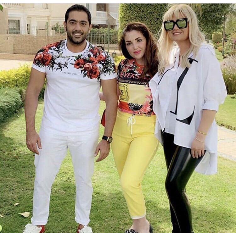 أحدث صورة لهنا شيحة وزوجها أحمد فلوكس مع إحدى صديقاتهما
