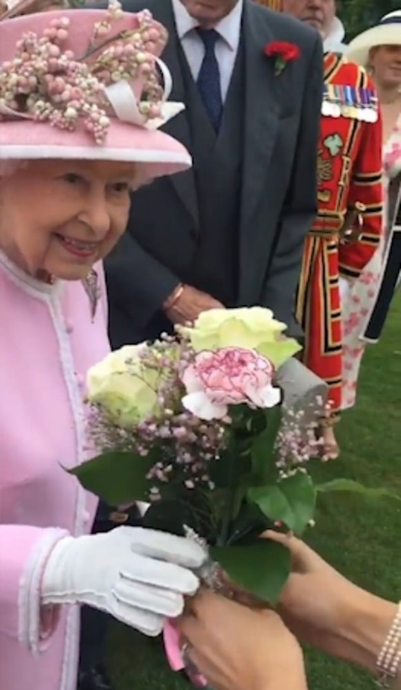 ضيفة قدمت زهورا لملكة بريطانيا