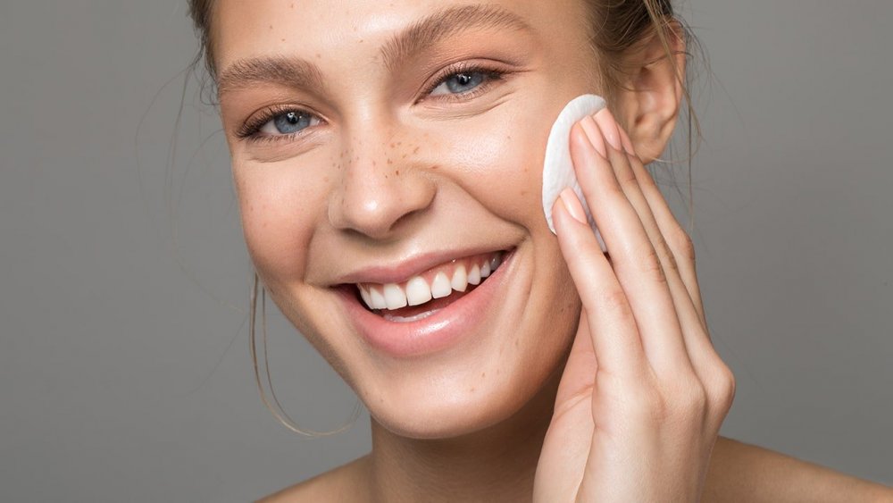 ضعي التونر على بشرتك لإزالة الشوائب المتبقية بعد غسل الوجه