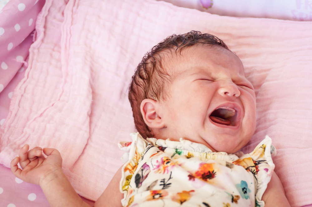  البكاء الشديد وتقلصات وآلام المعدة من أعراض النزلة المعوية عند الرضع