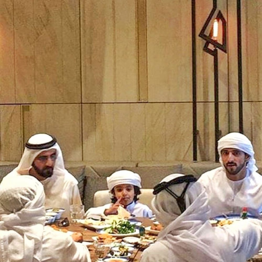  الشيخ محمد بن راشد ال مكتوم برفقة الشيخ حمدان المكتوم  في مطعم سراج