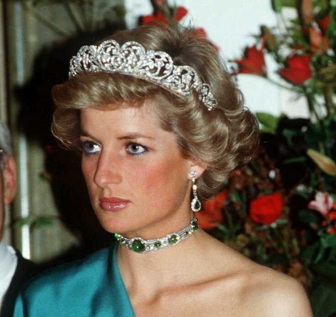  الأميرة ديانا ترتدي Cambridge Emerald Choker