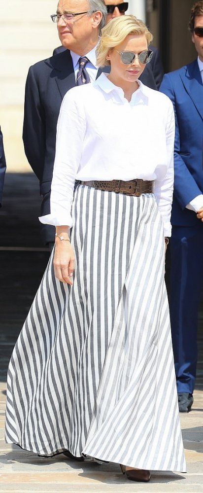  شارلين أميرة موناكو تختار تنورة واسع ومقلمة مع الأكسسوارات البنية