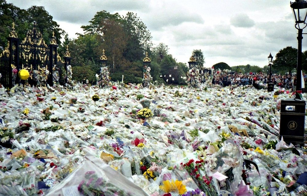نعى الآلاف الأميرة ديانا بوضع باقات الورد أمام باب منزلها