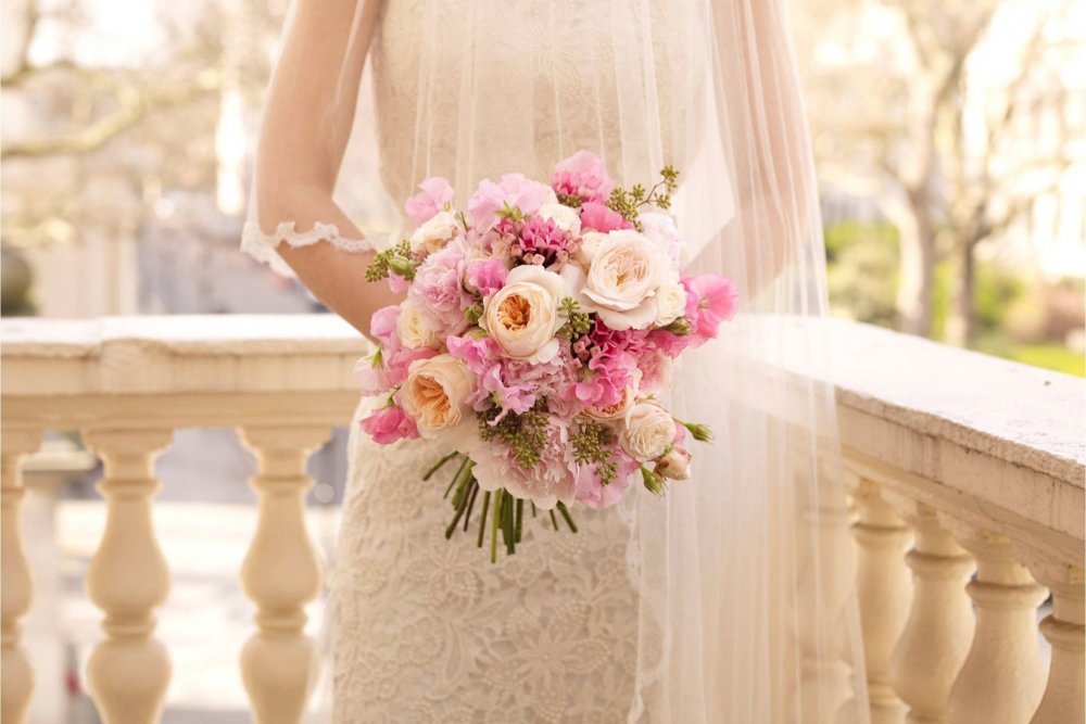 ضعي في الإعتبار ثيم و ألوان حفل الزفاف و الصالة عند اختيار باقة الورد