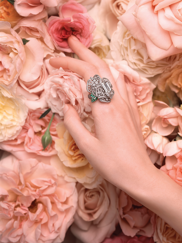 خاتم "روزديور" RoseDior من الذهب الأبيض، والماس، والزمرد من "ديور هاي جولري" Dior High Jewellery.