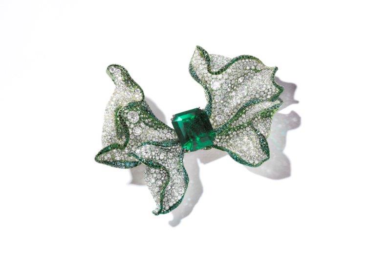 بروش Emerald Ribbon من علامة CINDY CHAO The Art Jewel