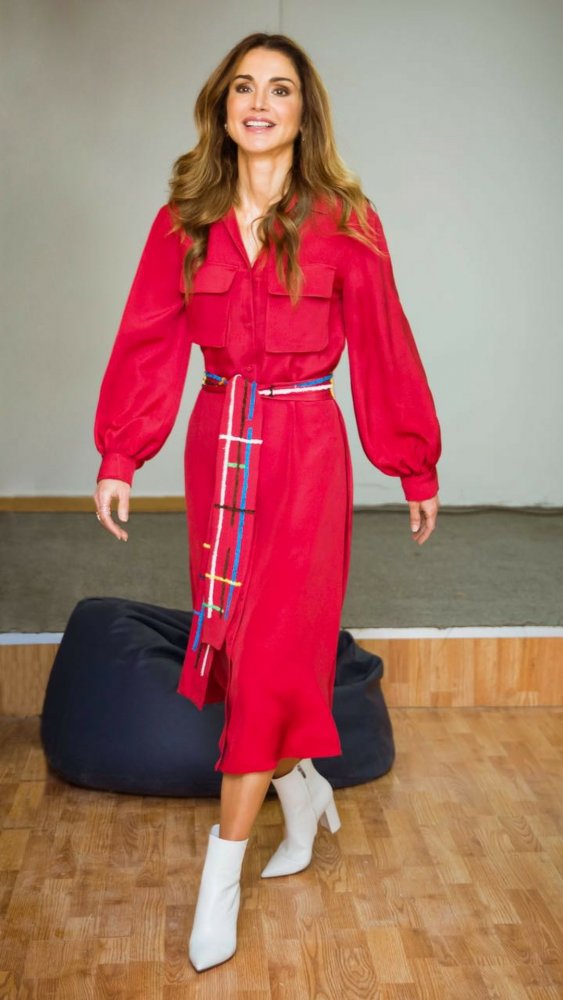 موضة الحزام المزخرف مع الفساتين بأسلوب الملكة رانيا