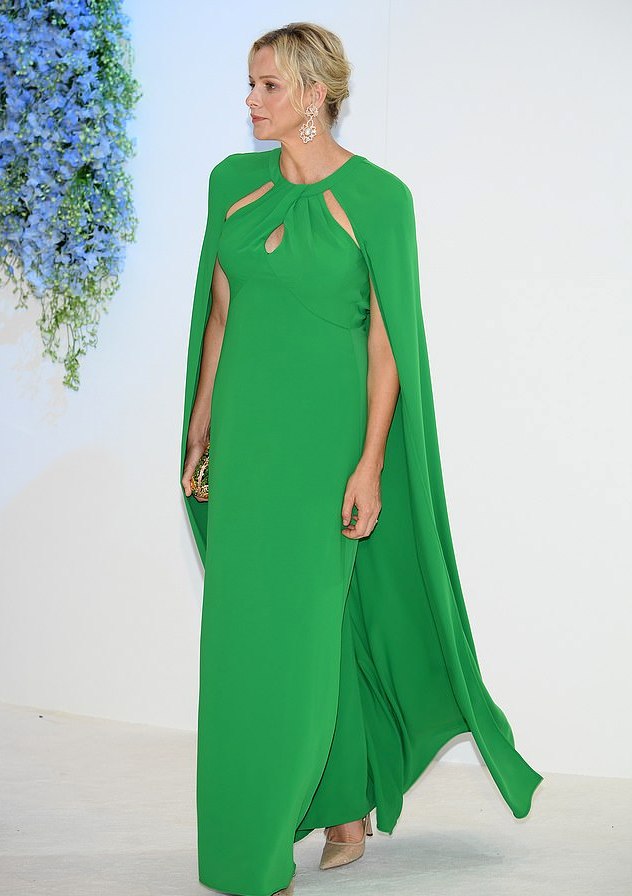  أميرة موناكو شارلين بدت أنيقة بفستان باللون الأخضر الزمردي من تصميم ماركيزا
