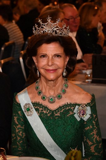 الملكة سيلفيا تتألق ببروش Bernadotte Emerald Suite brooch